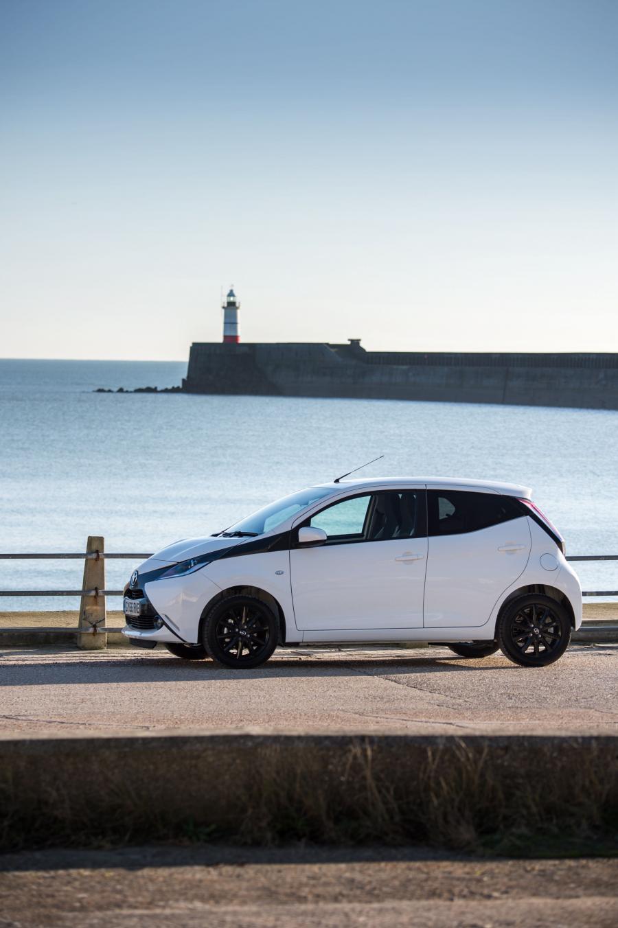  Toyota Aygo x-style 5-Door 2017 года  (UK) (фото 12 из 19)